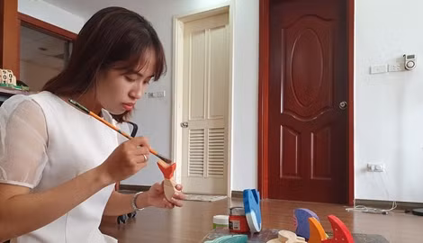 Cô gái 9X đam mê với… nghề mộc