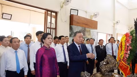 Tổng Bí thư, Chủ tịch nước dâng hương tưởng niệm Chủ tịch Hồ Chí Minh tại Thái Lan