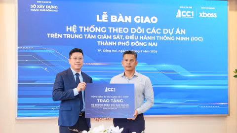 Ông Lê Bảo Anh - Tổng Giám đốc CC1 trao bảng tượng trưng bàn giao hệ thống theo dõi các dự án trên IOC TP. Đồng Nai cho ông Não Thiên Anh Minh - Phó Giám đốc Sở Xây dựng TP. Đồng Nai.