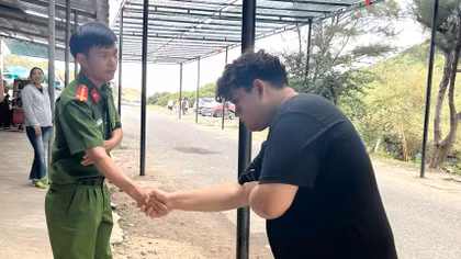 Cứu hộ 3 du khách nước ngoài lâm nạn khi đang tắm biển Đắk Lắk