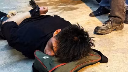 Người dân Nha Trang bắt kẻ "ăn bay" iPhone trên đường phố