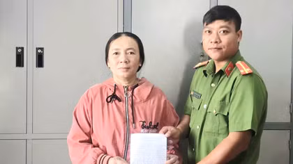 Trong đêm tối, Công an xã tìm kiếm chiếc nhẫn người phụ nữ đánh rơi