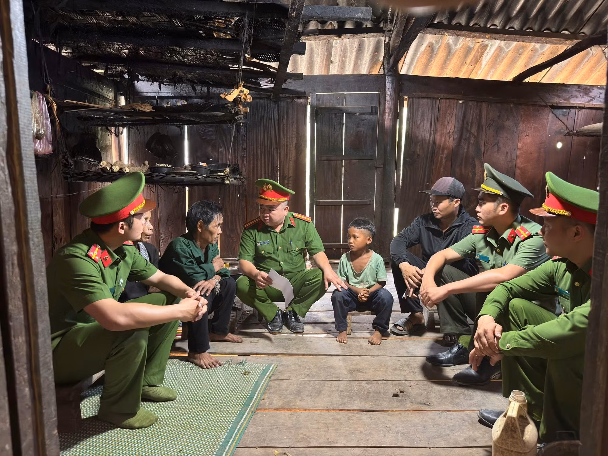 Cán bộ Công an xã Keng Đu bám dân, bám bản tuyên truyền về chuyển đổi số cho người dân