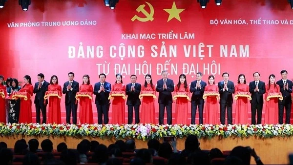 Tổng Bí thư Tô Lâm và các đồng chí lãnh đạo cắt băng khai mạc triển lãm.
