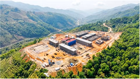 AMACCAO cùng lực lượng Công an vượt núi gieo chữ nơi "một tiếng gà gáy ba nước cùng nghe"