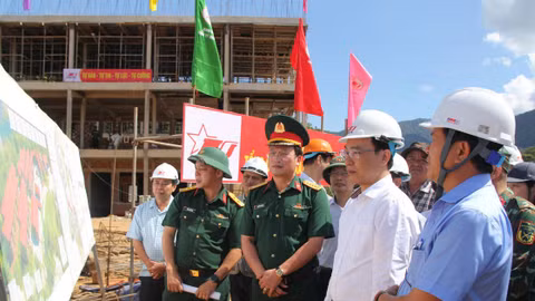 Bộ trưởng Bộ GD&ĐT Hoàng Minh Sơn và đoàn công tác kiểm tra tiến độ xây dựng trường nội trú liên cấp tại xã Hùng Sơn (TP Đà Nẵng).