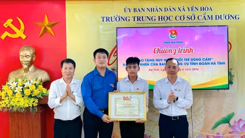 Trao Huy hiệu “Tuổi trẻ dũng cảm” tặng học sinh cứu người đuối nước