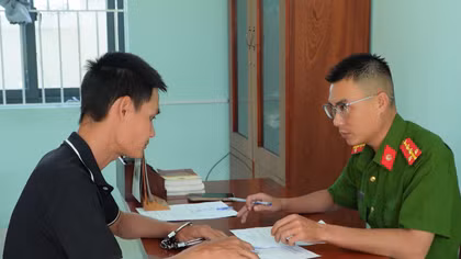 Bị bắt sau 6 giờ cướp giật tài sản của người bán vé số