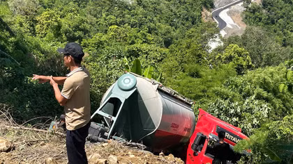 Nỗ lực cứu hộ xe bồn lao xuống mép vực đèo Đại Ninh