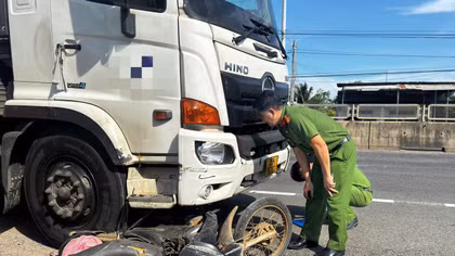 Bị xe tải kéo lê gần 80m sau va chạm, người đi xe máy tử vong