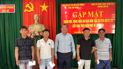 Bốn ngư dân trong vụ chìm tàu được cứu sống đã đoàn tụ gia đình