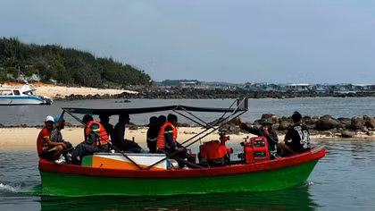 Công an Đặc khu Phú Quý và lực lượng phối hợp tìm thấy ngư dân mất tích do chìm tàu
