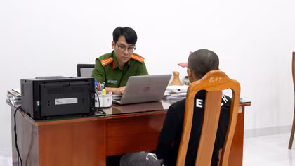"Tú ông" bị truy nã lao động trên tàu cá ra đầu thú