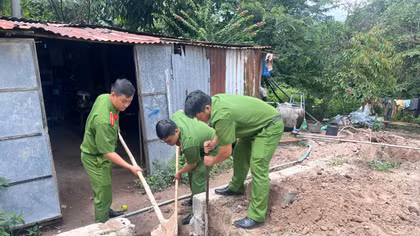 Công an chung tay xây dựng nhà Đại đoàn kết cho hộ dân bị ảnh hưởng bởi mưa lũ