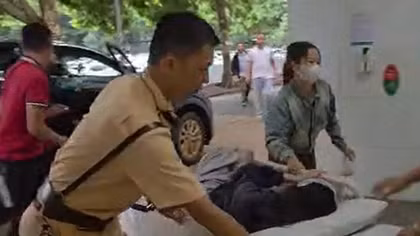 Cảnh sát giao thông hỗ trợ đưa thai phụ bị băng huyết đi cấp cứu kịp thời