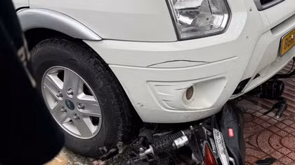 Ô tô 16 chỗ lao lên lề đường, 1 người tử vong
