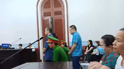 Giả mạo trong công tác, giám đốc và nhân viên cùng lãnh án