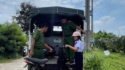 Công an xã đưa học sinh qua vùng ngập kịp đến trường khai giảng