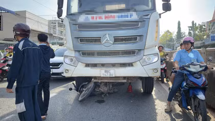Giải cứu người bị kẹt dưới gầm xe trộn bê tông bằng kích thủy lực