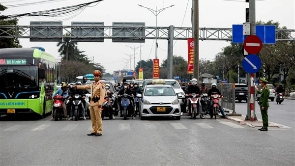 Ngày cuối nghỉ Tết dương lịch, CSGT Hà Nội chốt trực đảm bảo giao thông đón người dân trở về