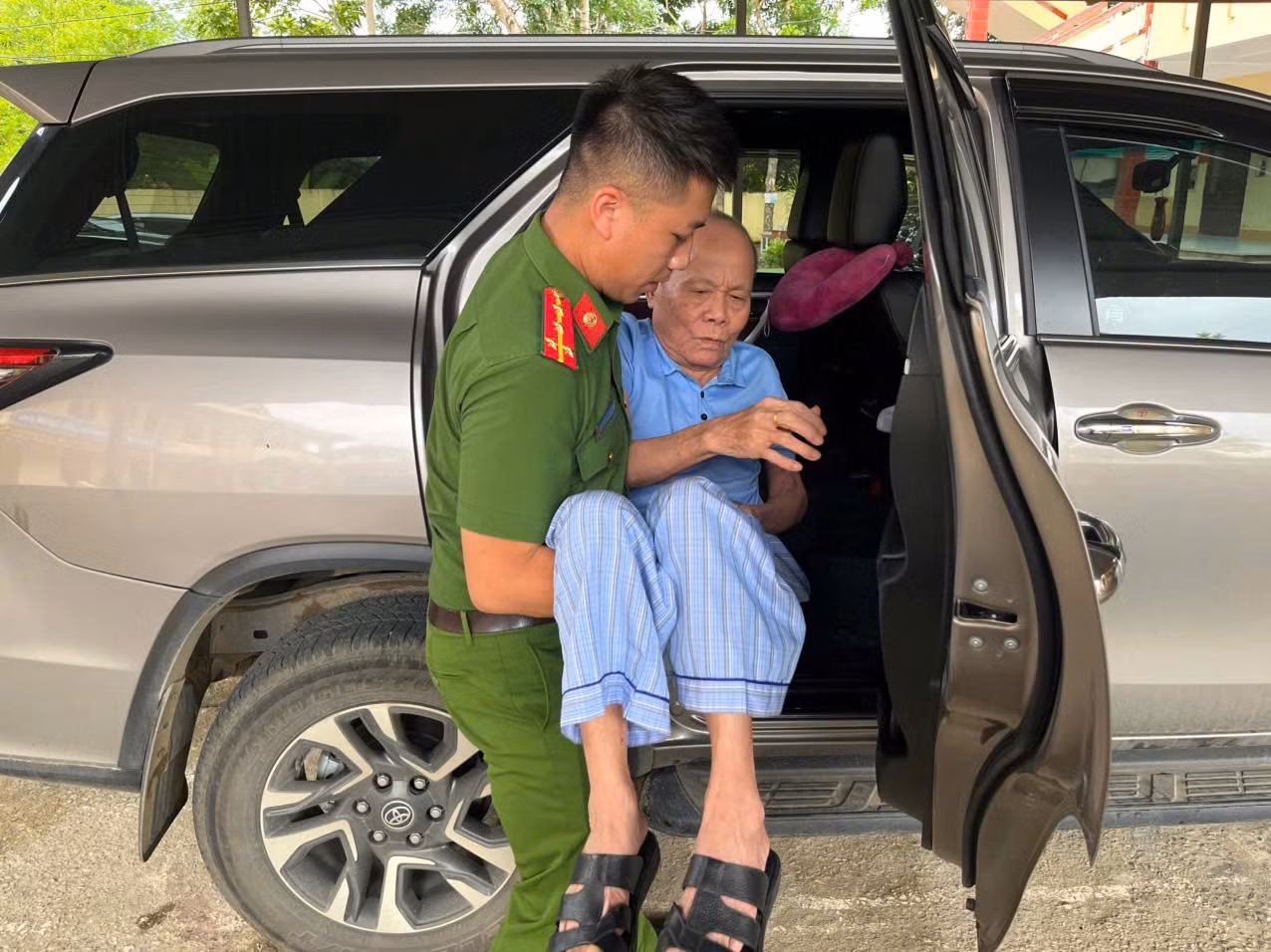 cong-an-xa-hoang-van-thu-lang-son-dua-don-than-nhan-liet-si-de-lay-mau-adn.jpg