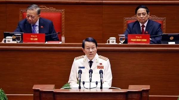 Các đại biểu thảo luận tại hội trường về các văn kiện Đại hội XIV