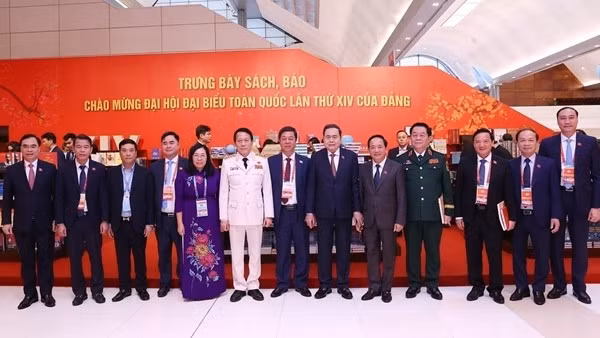 Chủ tịch Quốc hội tham quan không gian trưng bày sách, báo chào mừng Đại hội XIV