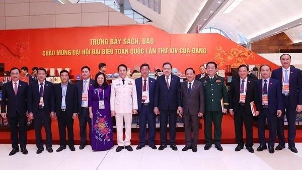 Chủ tịch Quốc hội tham quan không gian trưng bày sách, báo chào mừng Đại hội XIV