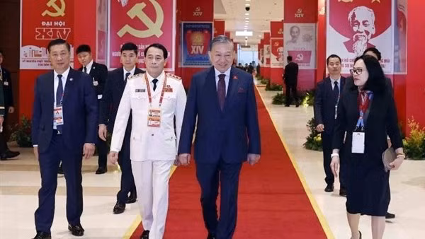 Các đại biểu vào Trung tâm Hội nghị Quốc gia dự phiên họp trù bị Đại hội XIV của Đảng