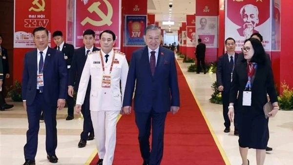 Các đại biểu vào Trung tâm Hội nghị Quốc gia dự phiên họp trù bị Đại hội XIV của Đảng