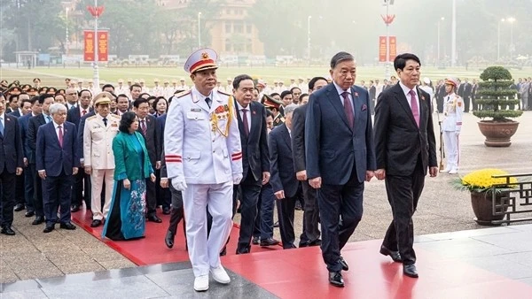 Các đại biểu dự Đại hội XIV của Đảng vào Lăng viếng Chủ tịch Hồ Chí Minh