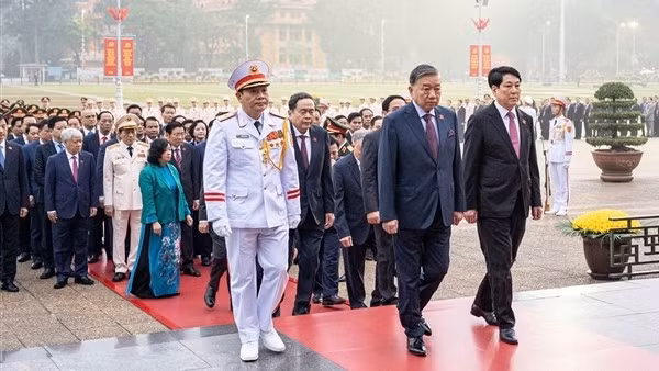 Các đại biểu dự Đại hội XIV của Đảng vào Lăng viếng Chủ tịch Hồ Chí Minh