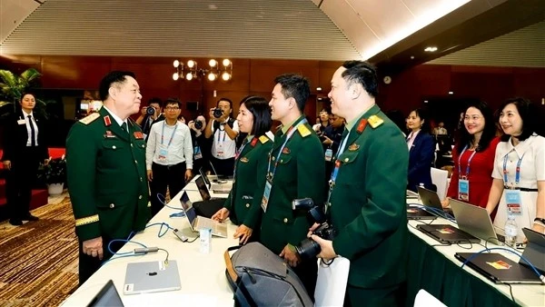 Đại tướng Nguyễn Trọng Nghĩa thăm và động viên phóng viên tác nghiệp tại Đại hội Đảng