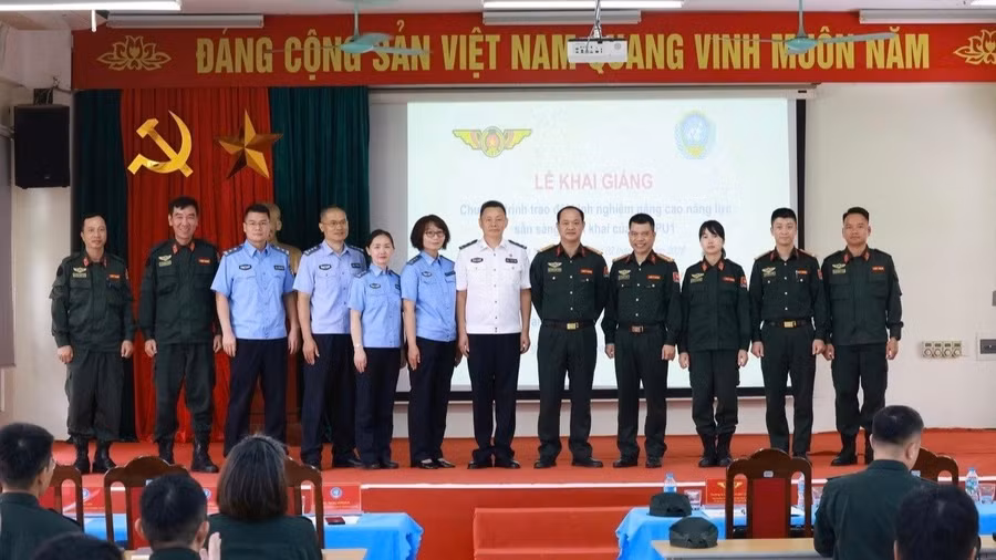 Lãnh đạo Văn phòng Thường trực Bộ Công an về GGHB LHQ, Ban Chỉ huy Đơn vị Cảnh sát GGHB số 1 chụp ảnh lưu niệm cùng đoàn công tác thuộc Trung tâm Huấn luyện cảnh sát GGHB Trung Quốc.