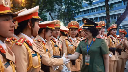 Câu lạc bộ tiếng Anh đặc biệt của một nữ tướng công an
