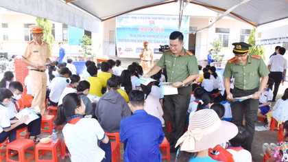 Vững từ cơ sở, chắc từ lòng dân