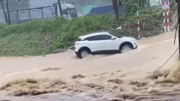 Mưa lớn nước chảy cuồn cuộn, ngập úng nhiều nơi ở Lào Cai