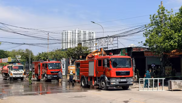 Hà Nội: “Bà hỏa” ghé cửa hàng phế liệu ở đường 25m