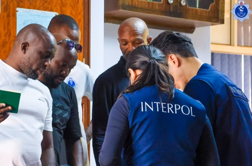 cac-chuyen-gia-interpol-tham-gia-kiem-dinh-vat-chung-anh-interpol.jpg