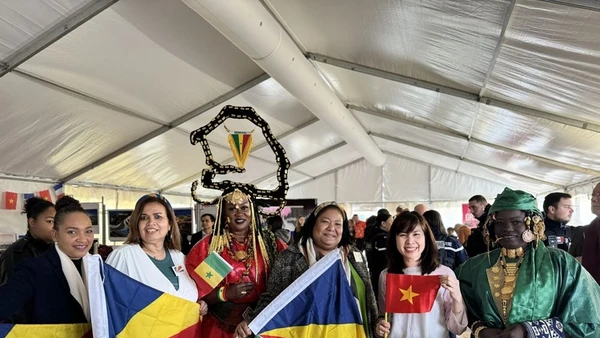 Đông đảo bà con kiều bào tham gia đóng góp ý kiến cho Dự thảo Văn kiện Đại hội XIV của Đảng