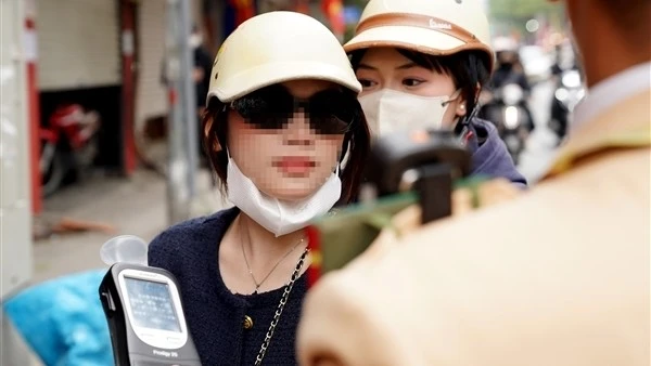 CSGT Hà Nội ứng trực, xử lý vi phạm nồng độ cồn dịp Tết Dương lịch