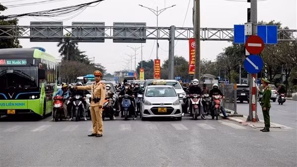 Ngày cuối nghỉ Tết dương lịch, CSGT Hà Nội chốt trực đảm bảo giao thông đón người dân trở về