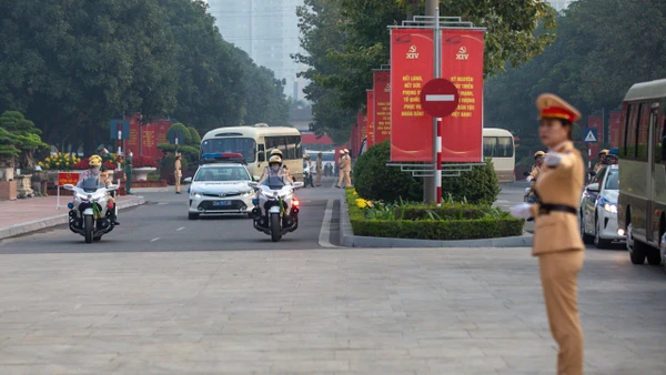 Hàng trăm phương tiện tổng duyệt dẫn đoàn đại biểu dự Đại hội Đảng