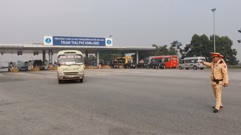 92 tuổi vẫn đi giao báo