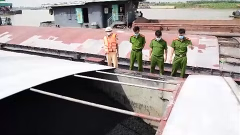 Sắc áo vàng thầm lặng giữ bình yên cho những cung đường Thủ đô dịp lễ 30/4 - 1/5