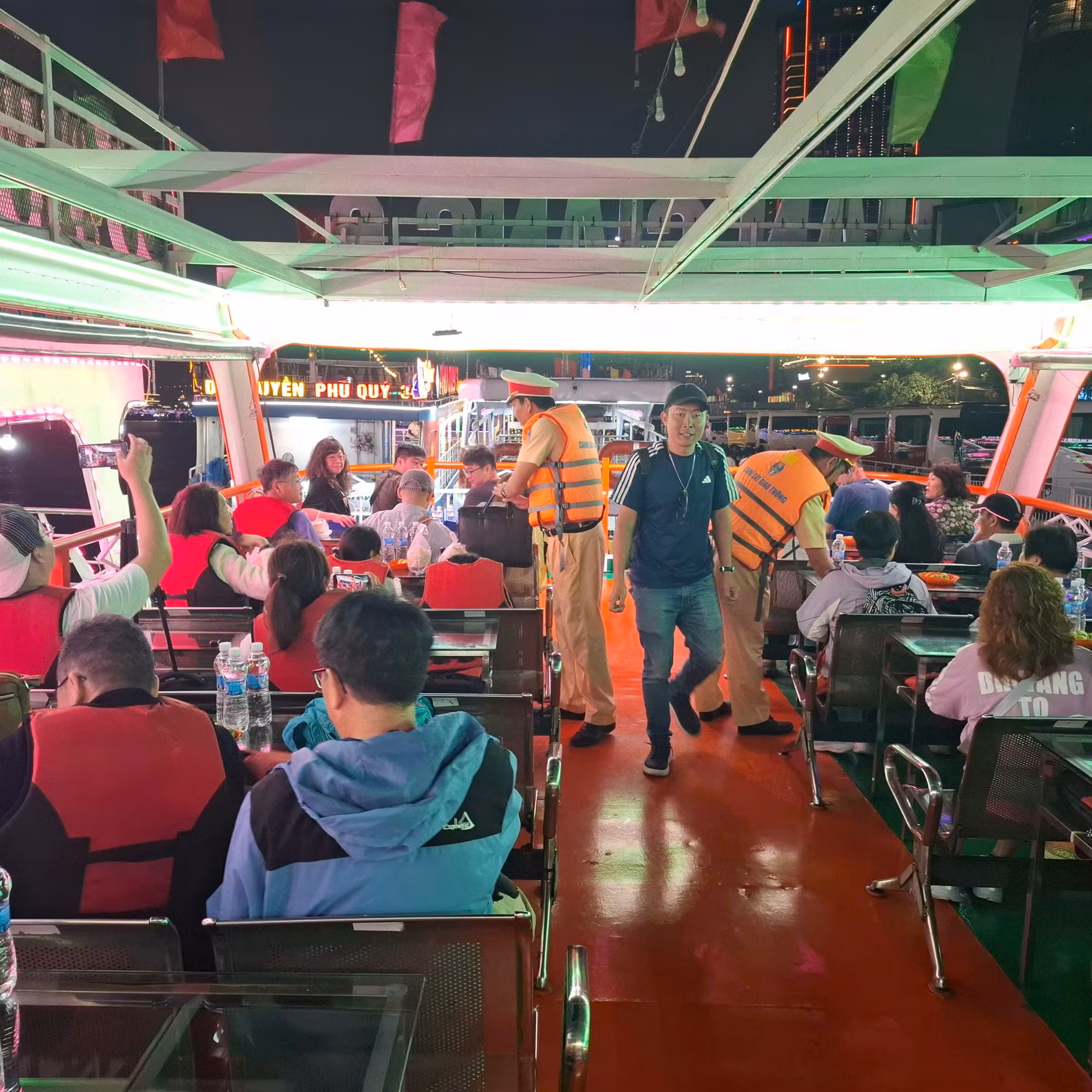 Cán bộ Đội Cảnh sát đường thủy số 1 kiểm tra áo phao, phao cứu sinh và trang thiết bị an toàn trên tàu du lịch chở khách trên sông Hàn, Đà Nẵng.
