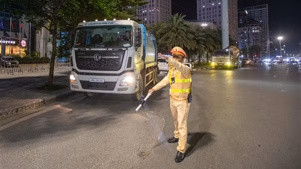 Siết chặt kiểm soát xe tải trọng lớn, xe rác “xé rào” giờ cấm ra vào Thủ đô