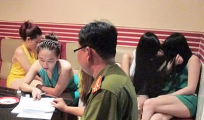 Chân dài "thả rông" thản nhiên tiếp khách trong nhà hàng