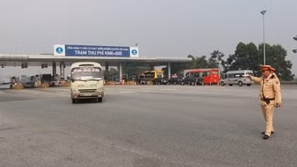 92 tuổi vẫn đi giao báo