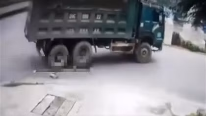Phát hiện nhiều mảnh xương, vật liệu nổ khi đào móng nhà